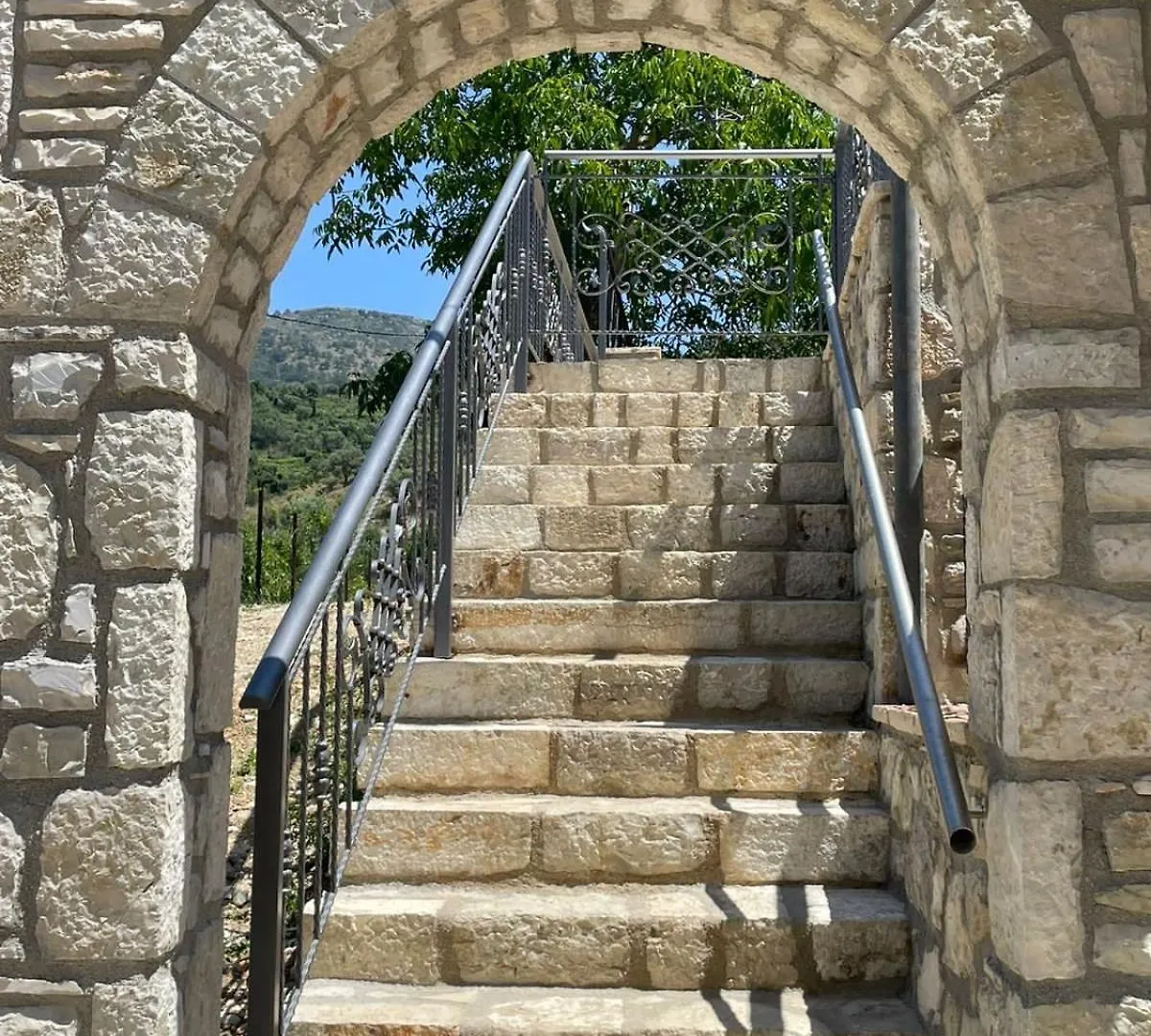 Apartment Vourtarea Guesthouse Himare