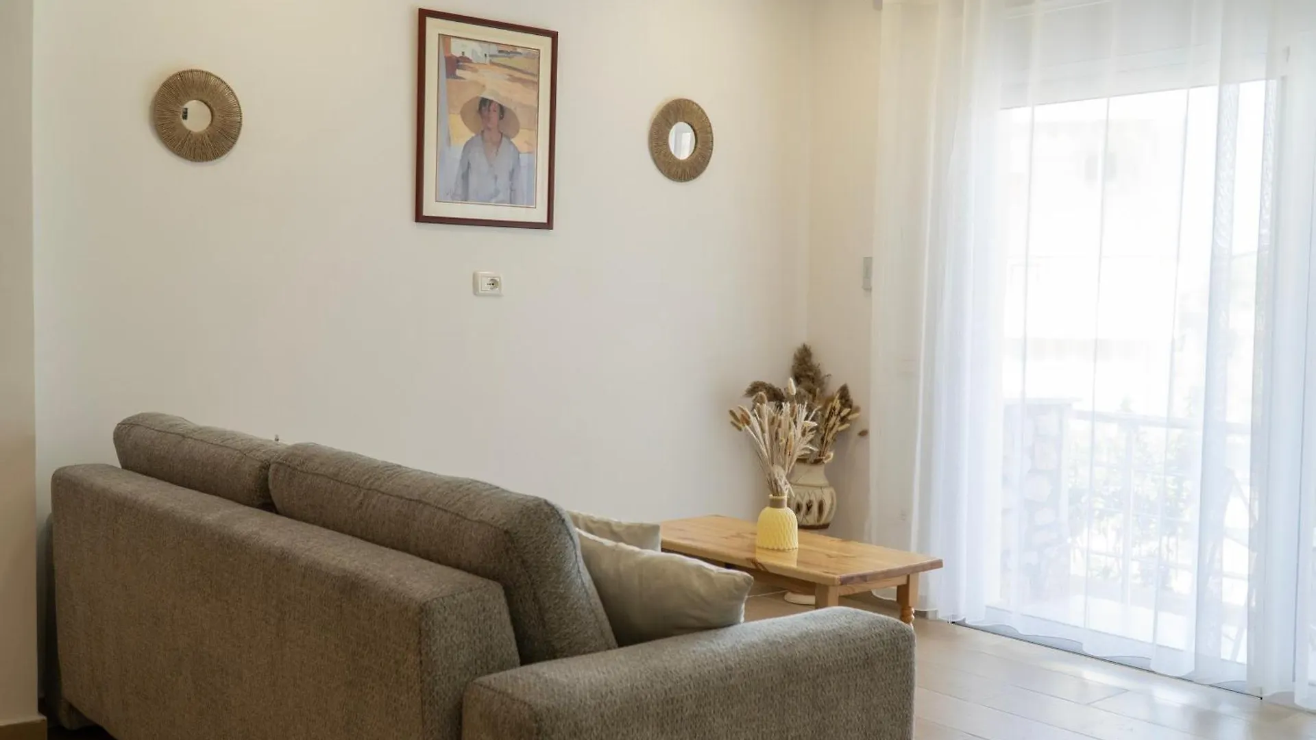 Vourtarea Guesthouse Himare Apartment